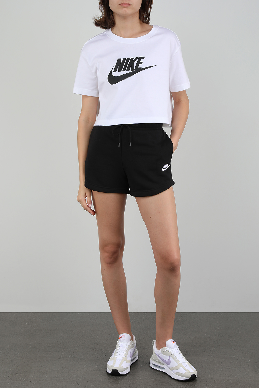 חולצת קרופ לבנה עם לוגו